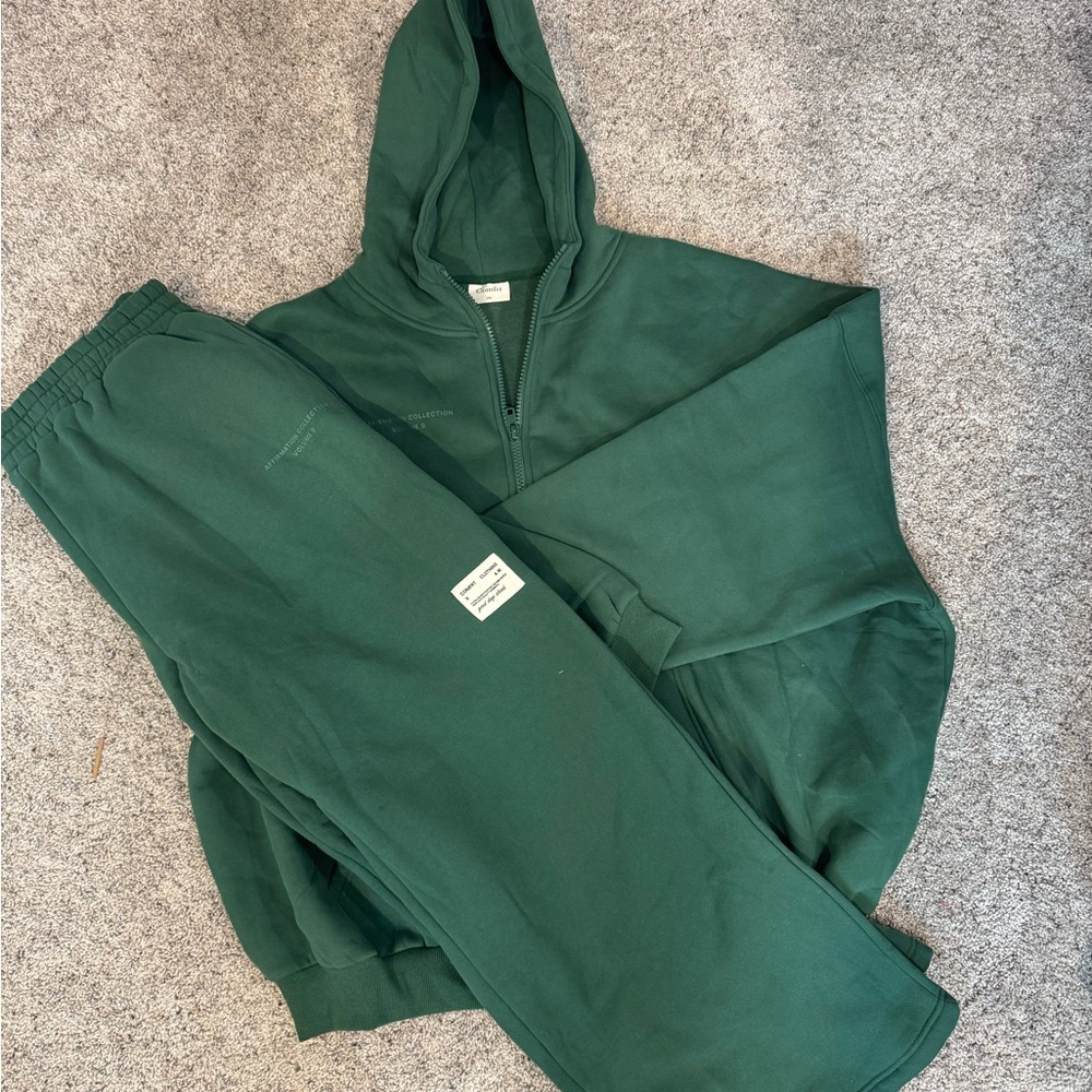 NEVER WORN COMFRT ZIP UP & PANTS